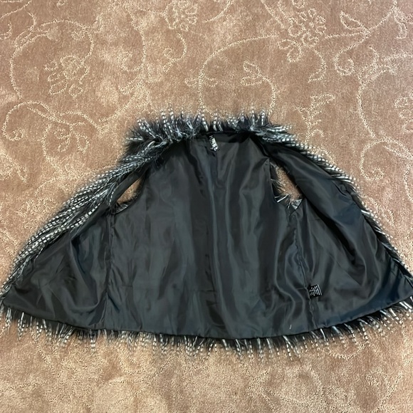 Lapis faux fur feathery vest, black & white, women’s size M - Picture 6 of 7